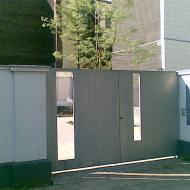 Hofeinfahrtstor mit Glasöffnungen Bv Krefeld.jpg